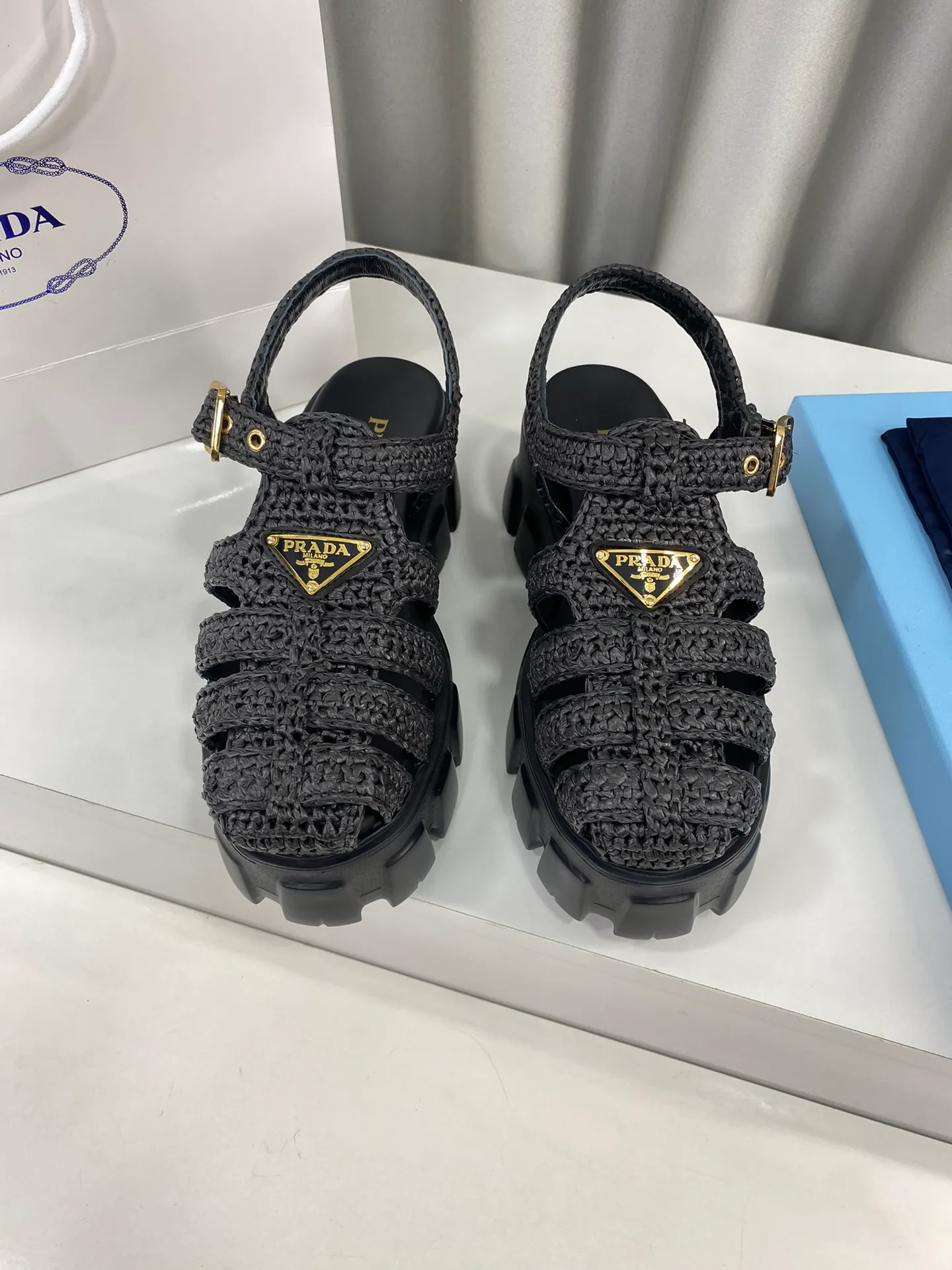 👟👟Ex-factory price 600👟👟 Prada’s latest bamboo cage weaving thick-soled triangle buckle sandals☑️ Latest environmentally friendly PP material, fully handmade crochet, just like knitting sweaters, slow work and meticulous work, retro fashionable thick-soled shoes, with woven uppers, making the whole pair of shoes light and comfortable, bright colors, satisfying a variety of choices for fashionable people with different styles! The iconic metal triangle logo is paired with the shape of ancient beach sandals. Every design element is fashionable! Size: Women's 35-39 (34, 40, custom-made, non-returnable) Full set of counter original packaging